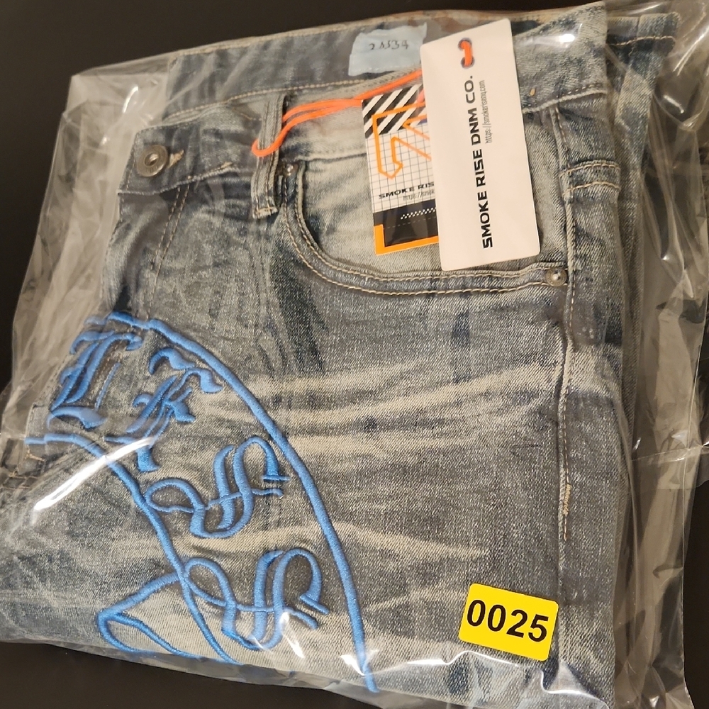 Smoke Rise Distressed Jeans - Picture 16 of 16